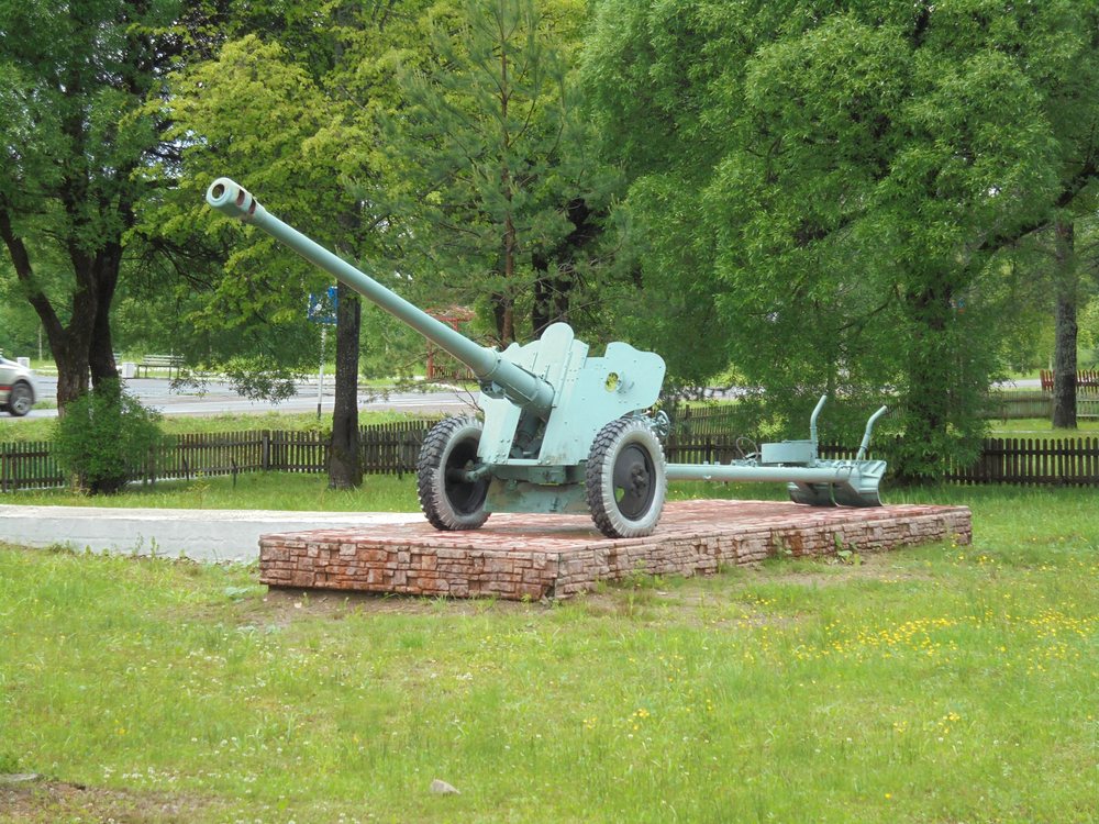 Памятник Дивизионная пушка Д-44, установлена в 2015 году.